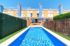 Exclusivo chalet adosado con piscina privada, vistas al mar y garaje cerrado en Aguamarina, Campoamor