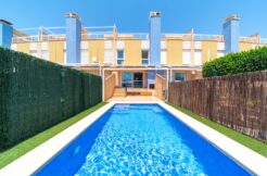 Exclusivo chalet adosado con piscina privada, vistas al mar y garaje cerrado en Aguamarina, Campoamor